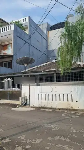 Rumah tua Muara Karang hitung tanah, 10x15m