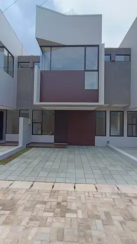 RUMAH 2 LANTAI SIAP HUNI LOKASI STRATEGIS DEKAT STASIUN LRT JATIBENING