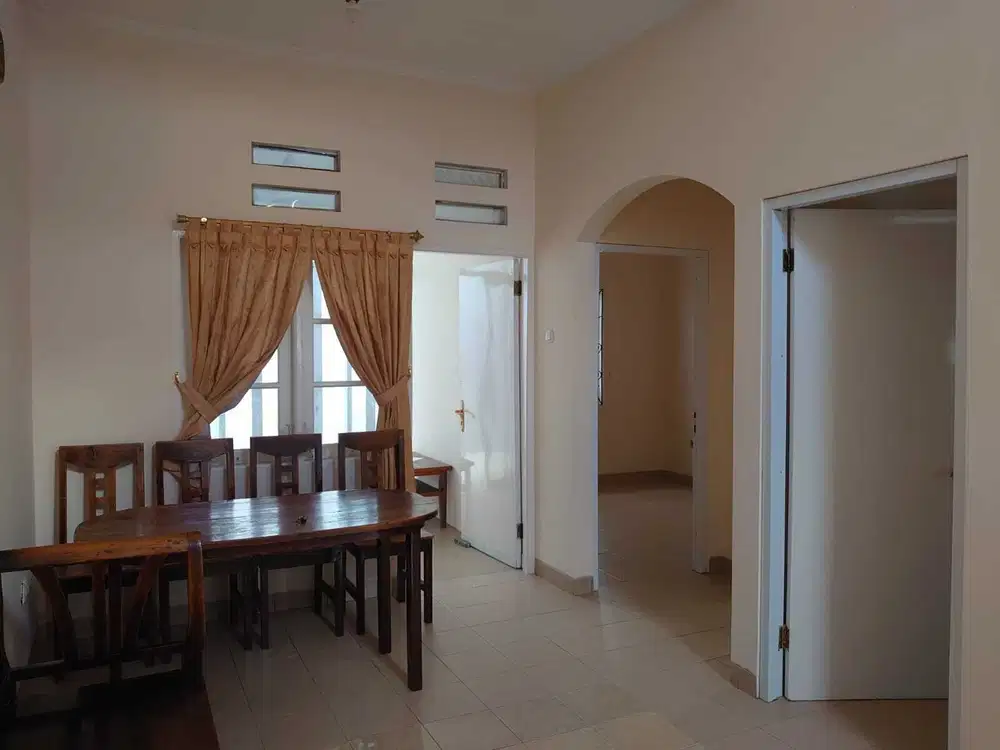 Disewakan Rumah 1 Lantai Semi Furnished Taman Royal Cipondoh Tangerang