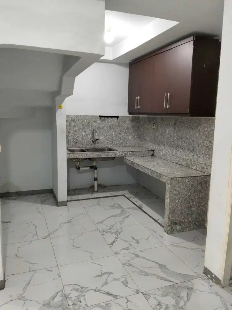 DISEWAKAN RUMAH 2 LANTAI DI TAMAN PALEM LESTARI