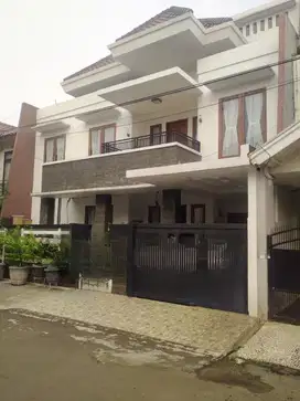 Rumah Bagus Siap Huni di Bintaro 2,5 Lantai FR11776 t