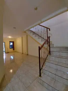Rumah 3 Kamar di Lippo karawaci taman ubud harga 1M an siap huni