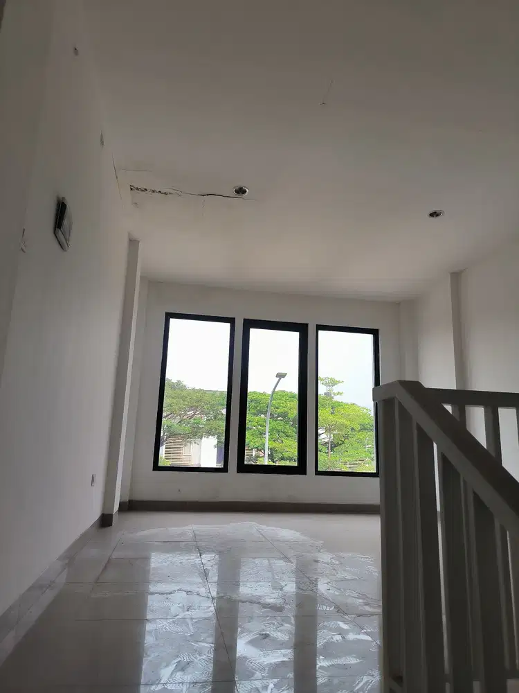 Ruko citra 8 jalan utama dekat danau. Gandeng