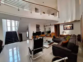 Dijual Rumah mewah Hoek di Setraduta