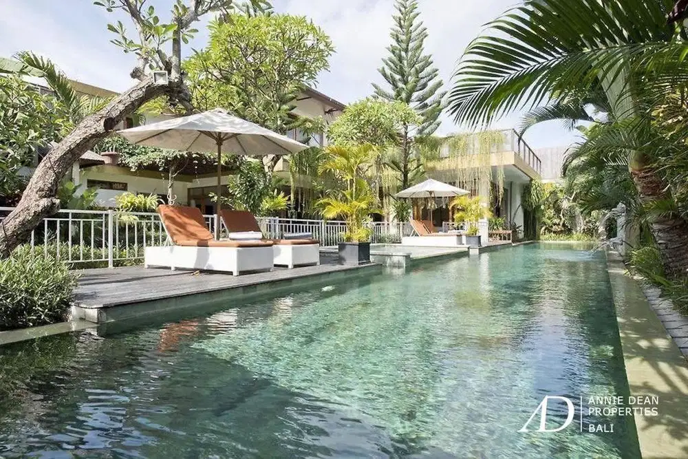 A FREEHOLD LUXURY TROPICAL-STYLE VILLA IN KEROBOKAN NEAR SEMINYAK