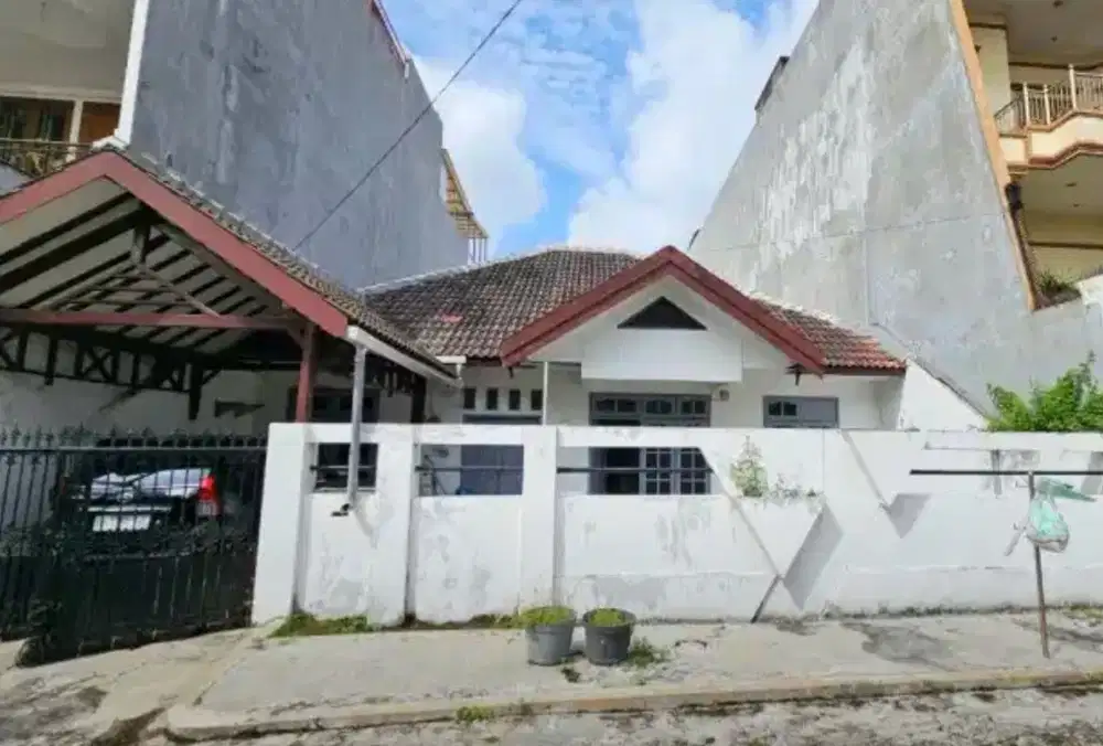 DIJUAL RUMAH HITUNG TANAH KUTISARI DEKAT PETRA