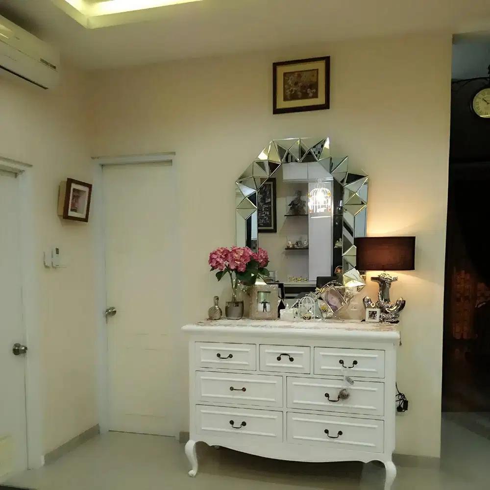 Rumah Furnished Siap Huni Lokasi Strategis Dekat Sekolah dan Mal