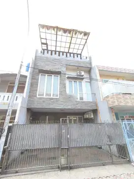 DIJUAL RUMAH BAGUS SEMI FURNISH 3 LANTAI LOKASI BAGUS DI TAMAN PALEM
