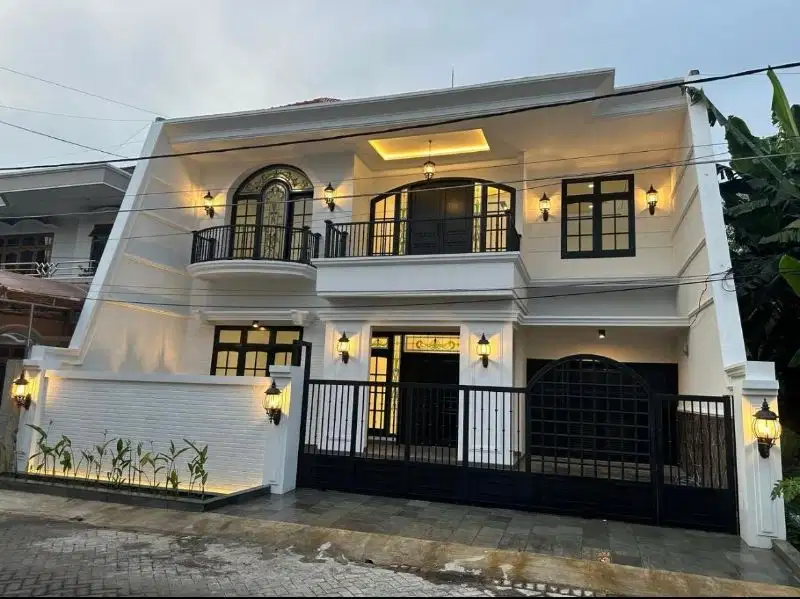 Dijual rumah baru Colonial modern style 2 lantai Manyar Kertoadi