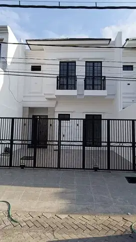 Dijual rumah Gress Sutorejo American Style, Row jalan lebar