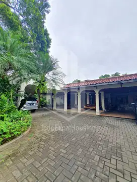 Dijual Rumah Klasik dengan Luas Tanah 2000 Meter di Kemang