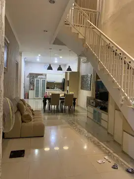 Dijual Rumah Sangat Bagus, Terawat, Siap huni Manyar Indah 2,5 lantai