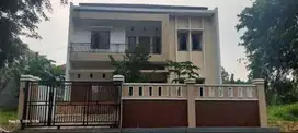 Dijual rumah besar 2lantai harga terbaik di Harapan Indah Bekasi