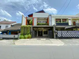 RUMAH 3 LANTAI DENGAN RROFTOP CANTIK DI MAGUWOHARJO