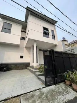 Dijual Rumah Strategis Brand New di Kayumas Jakarta Timur