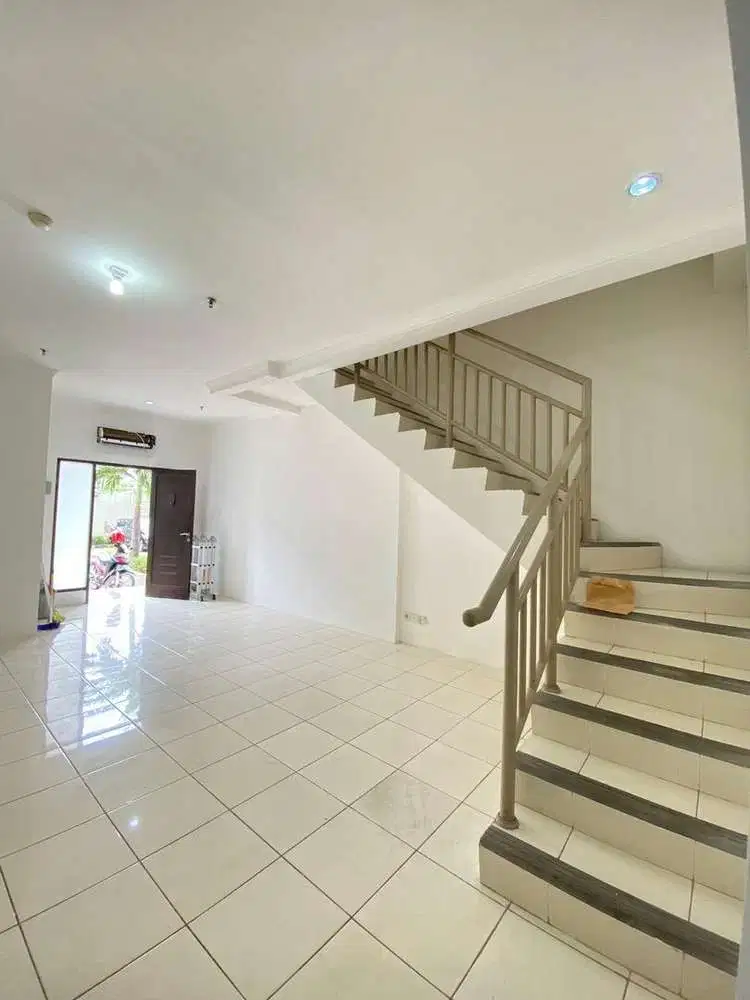 Disewakan unfurnish tipe 3br apt mediterania garden residence 2