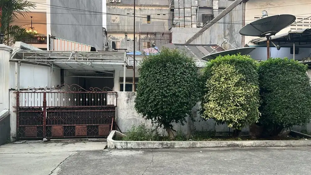 Dijual Rumah Tua (anggap tanah) di Pluit Sakti, Pluit, Jakarta Utara.