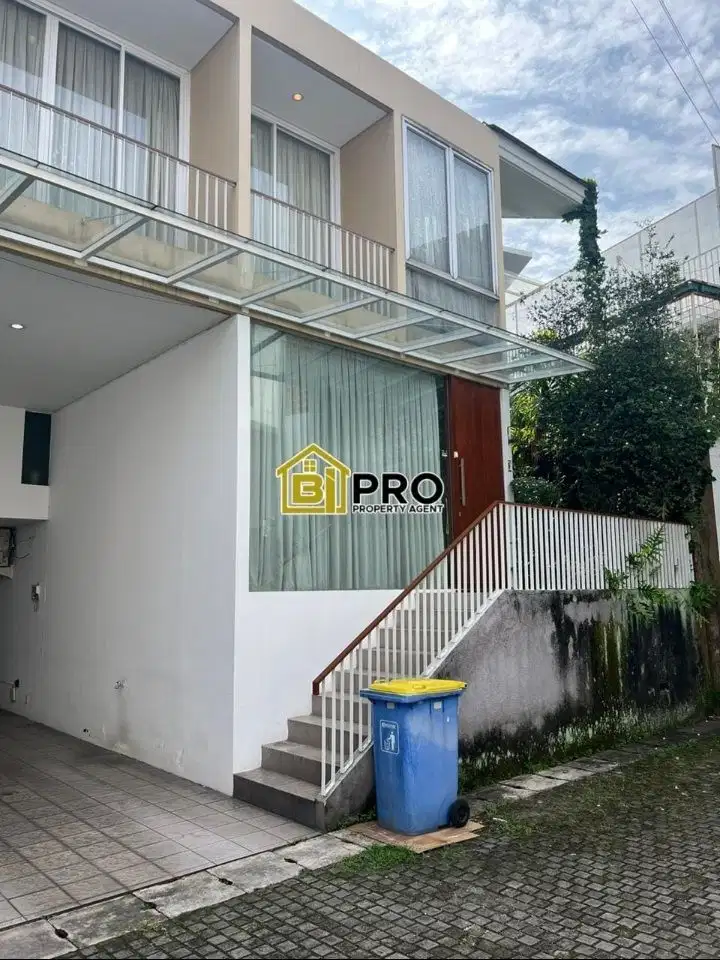 Dijual rumah cozy fully furnished di kemang