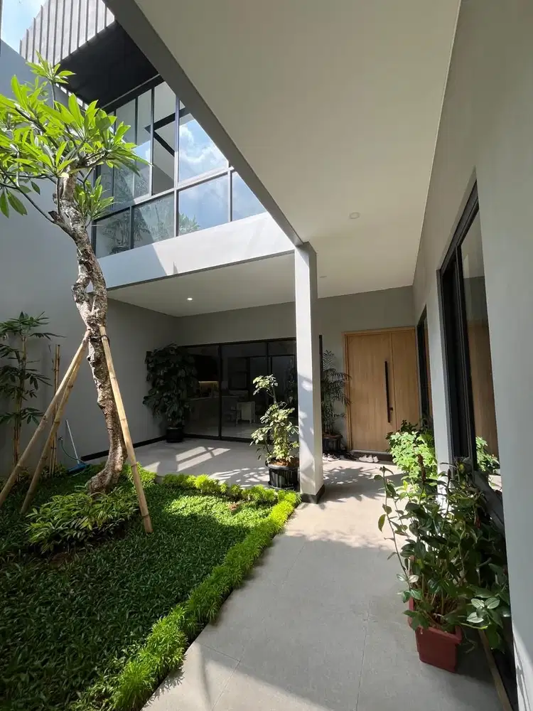 Rumah 3 Lantai Modern Industrial Kamar Luas Punya Taman Private