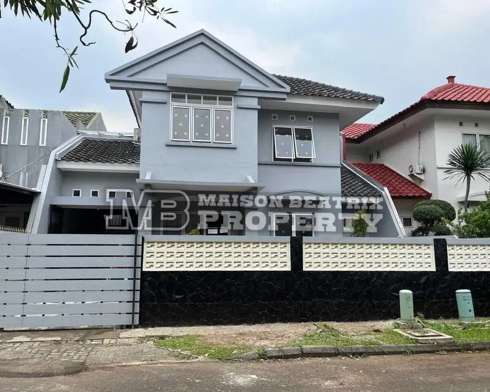 DIJUAL/DISEWAKAN RUMAH SEMI FURNISH SIAP HUNI LOKASI SANGAT STRATEGIS