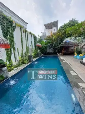 rumah klasik plus kolam renang di legenda wisata cibubur