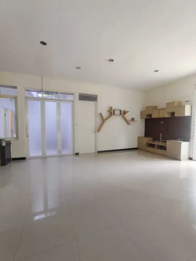 Sewa Rumah Besar Minimalis Siap Huni di Taman Kopo Indah TKI 3