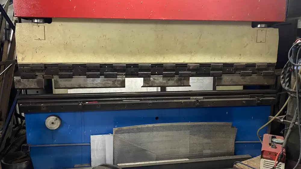 Mesin bending plat