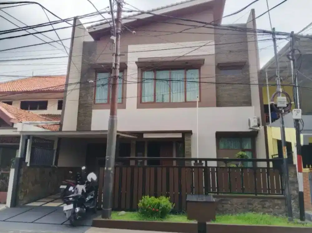 Rumah Tropis Asri di Komplek Billymoon Pondok Kelapa