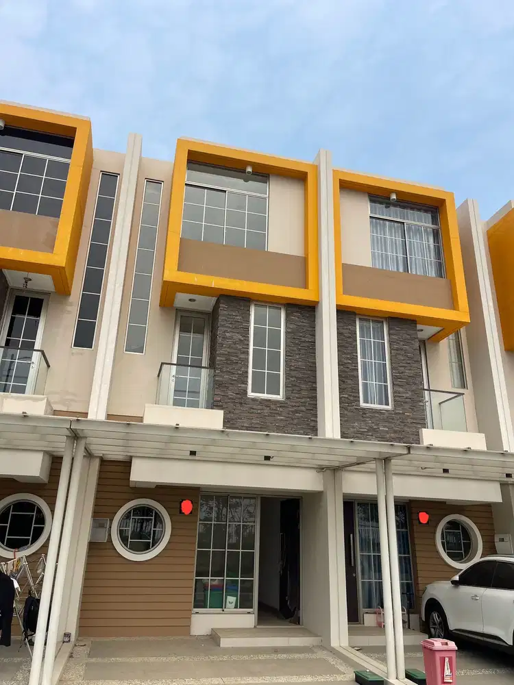 rumah pik2 tahap 2 uk 4,5x10 tiga lantai,depan rumah taman,brand new