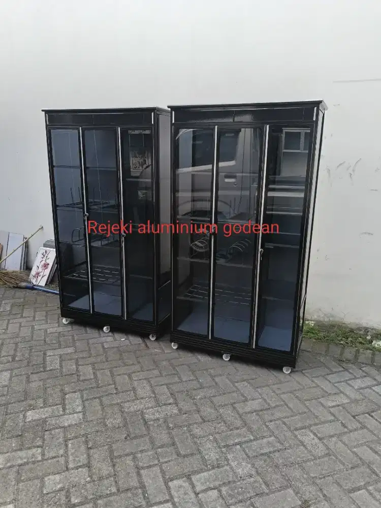 Rak piring Box 3 pintu roda bawah keramik