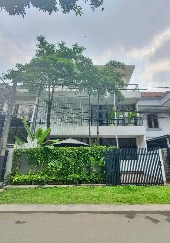 Dijual rumah baru ada kolam renang di Harapan baru Regency Bekasi