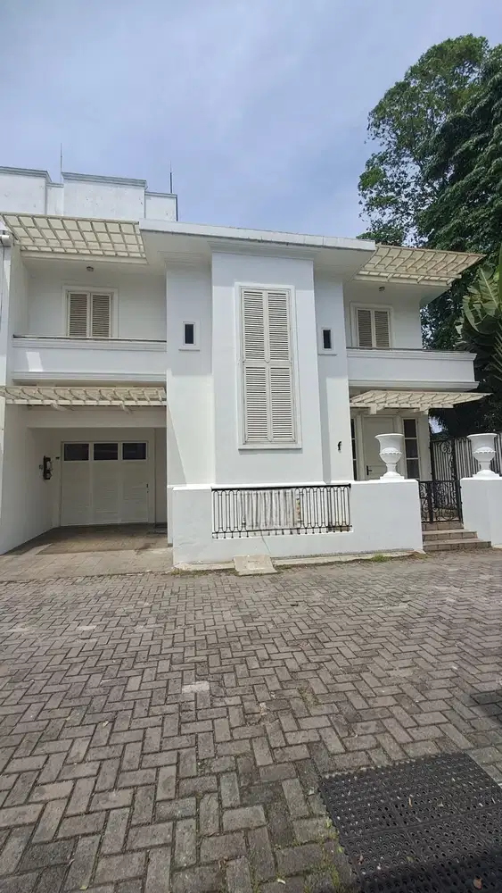 Rumah Dijual semi furnished ada pool Di Kemang Barat Jakarta Selatan