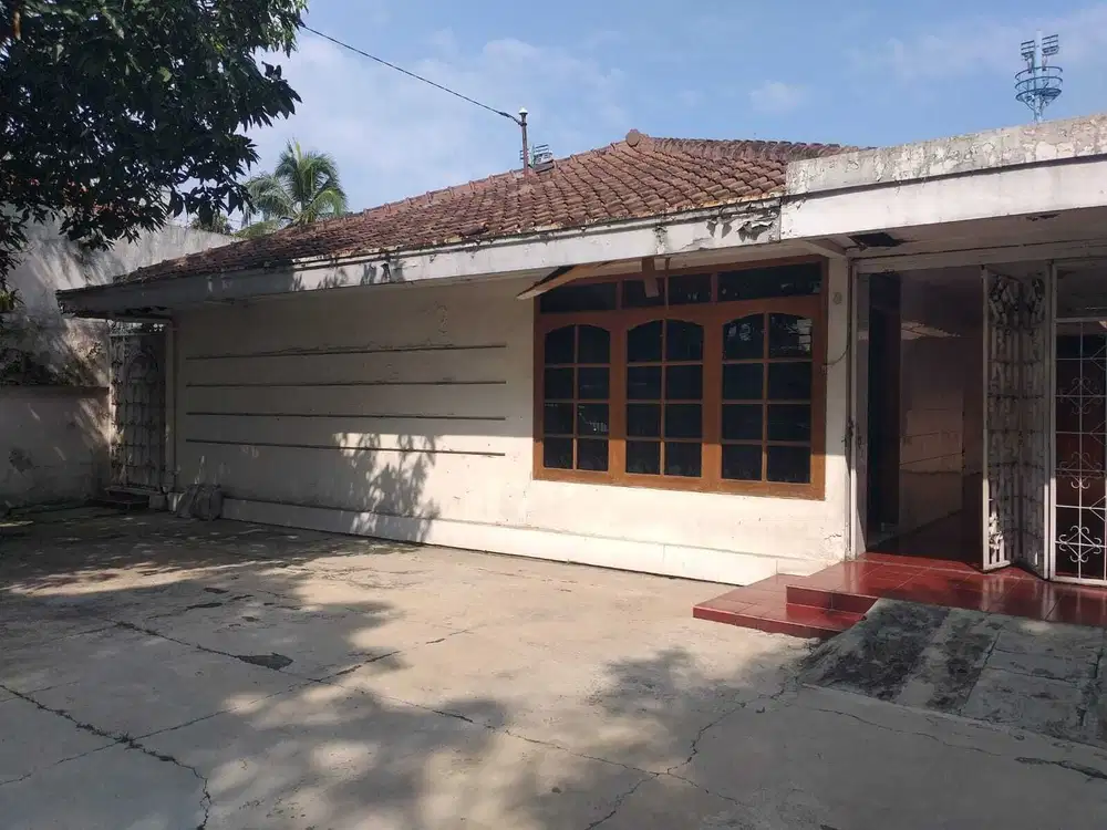 DI JUAL MURAH BU tingkat dewa Rumah tengah kota Jl. Laswi