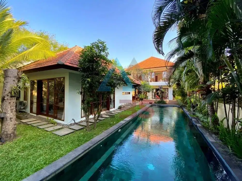 FOR SALE VILLA WITH A LARGE GARDEN IN PECATU NEAR DREAMLAND BEACH