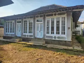 Rumah Tua Antik Pinggir Jalan Laswi Dekat Alun Alun Ciparay