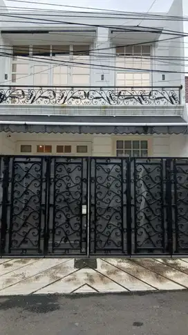 Dijual rumah 2,5 lantai full furnish di pondok pinang jakarta selatan