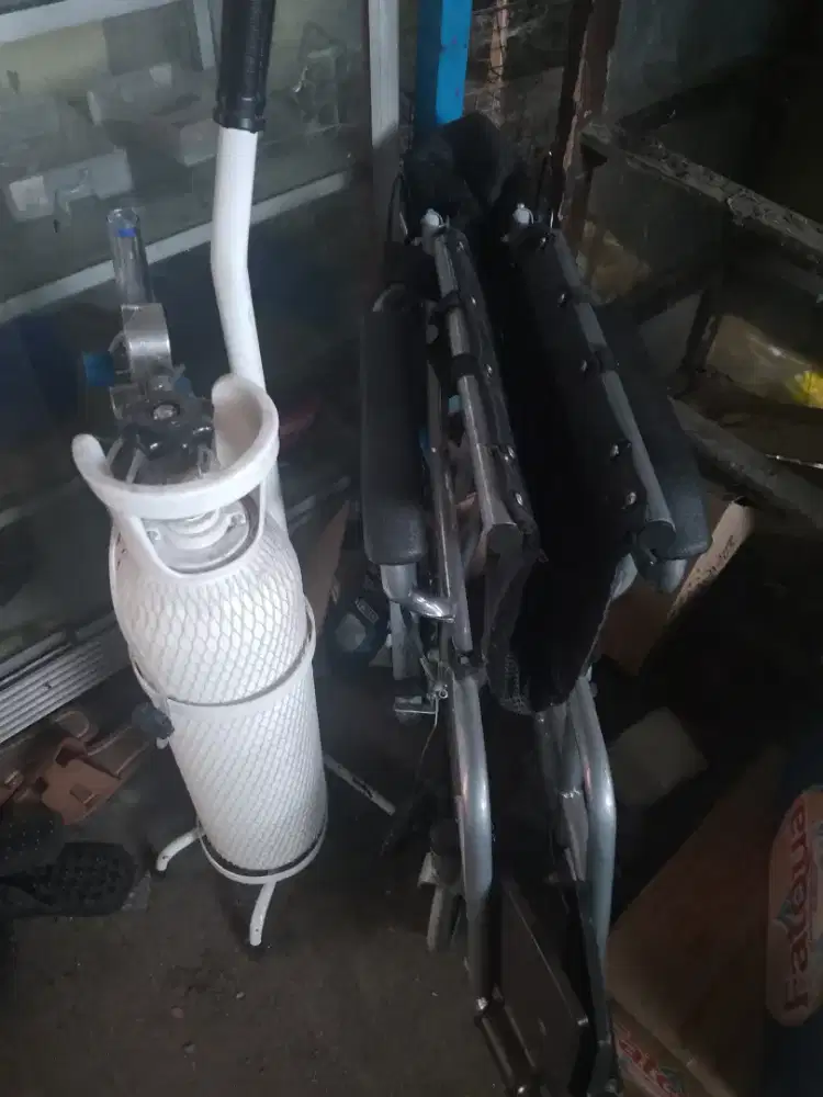 Permisi gan, ane mau jual kursi roda dn tabung oxigen.