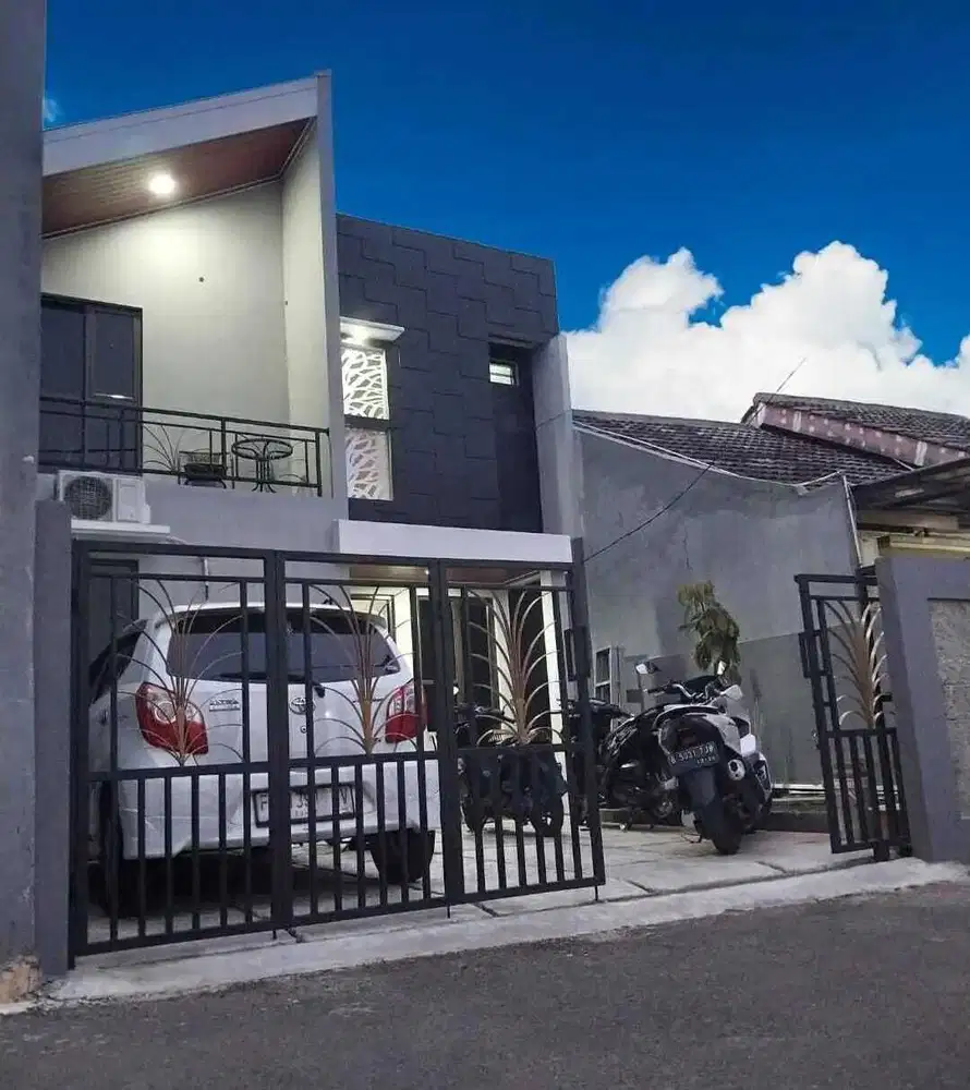 Rumah dua setengah lantai murah di Jaktim