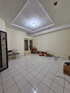 RUMAH BESAR SATU LANTAI HADAP TENGGARA HARGA MURAH DI TAMAN SURYA 2