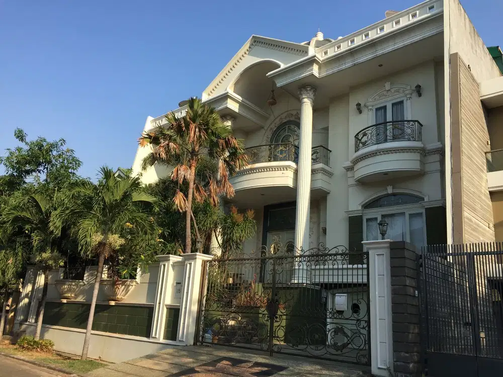 Rumah Mewah Pinisi 3 Lantai. Semi-Furnished
