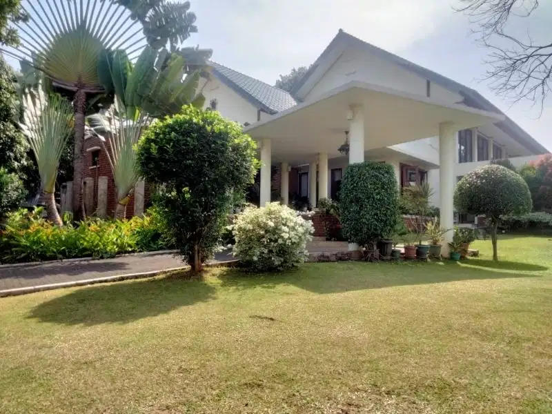 TURUN HARGA, RUMAH LUAS ADA KOLAM RENANG DI LEBAK BULUS