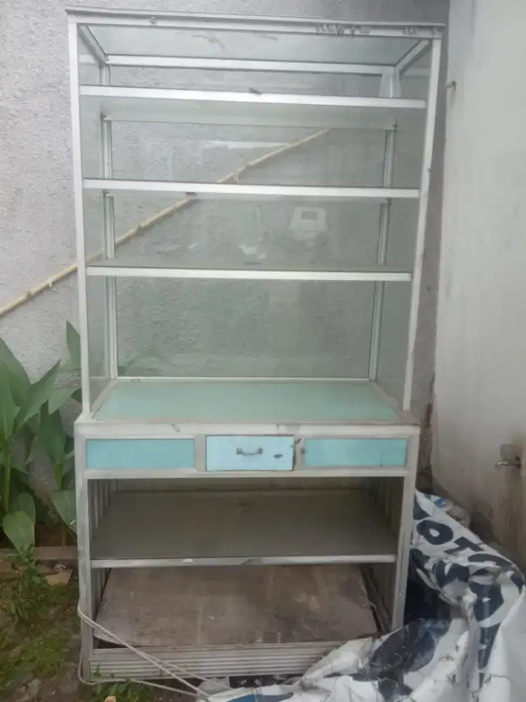 Etalase kaca sedang