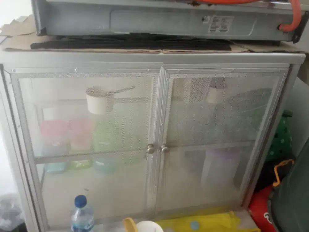 Etalase kaca kecil