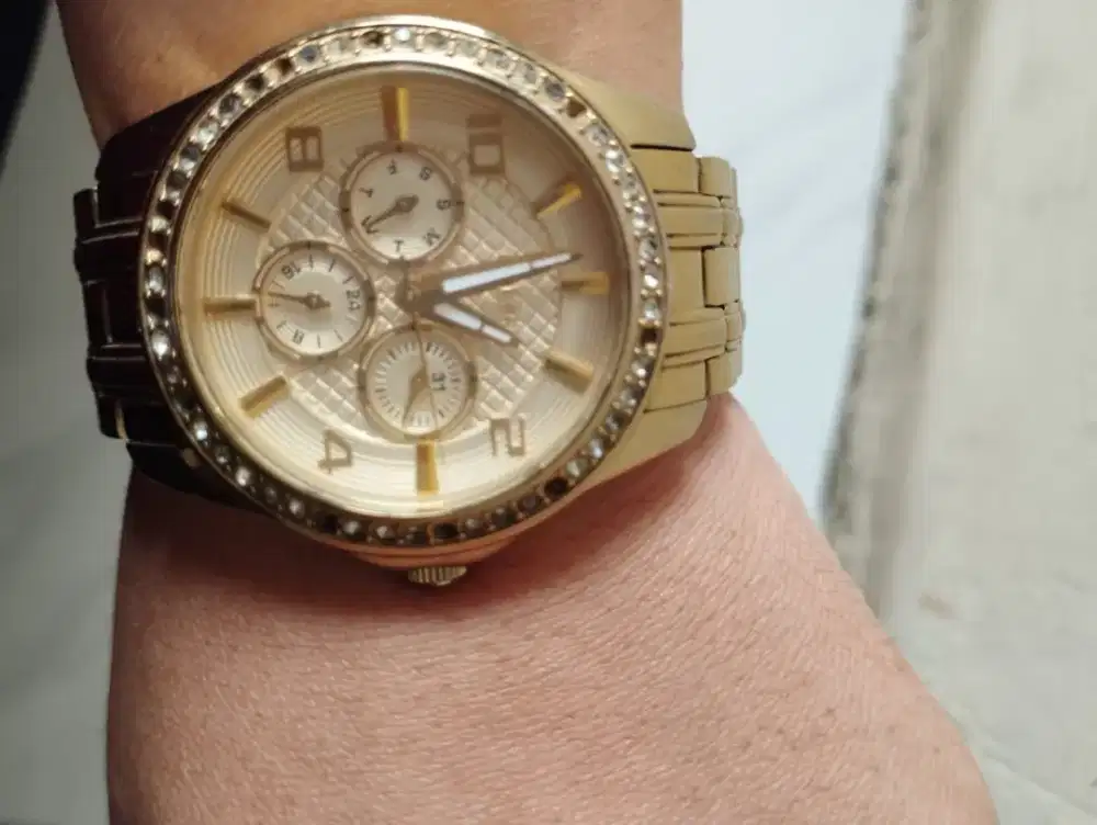 Jam tangan wanita Guess