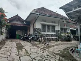 Rumah di Dago langka zaman belanda  cocok untuk usaha cafe