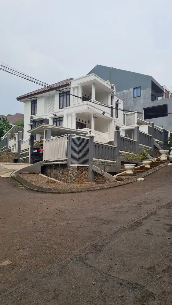 Rumah dijual Murah, Luas Asri, 2Lt. Bukit Golf Riverside Cibubur Bogor