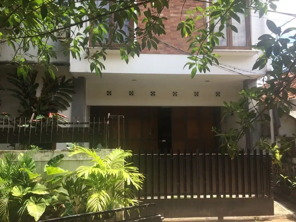 Rumah Kokoh 3 Lantai ada Kolam Ikan di L2 Kebayoran Baru