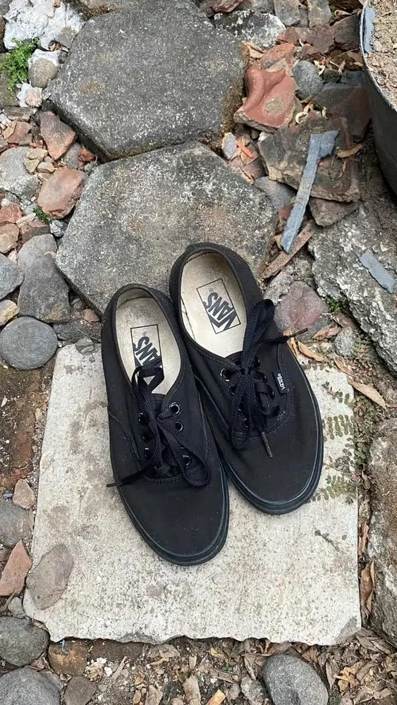 Sepatu vans authentic black