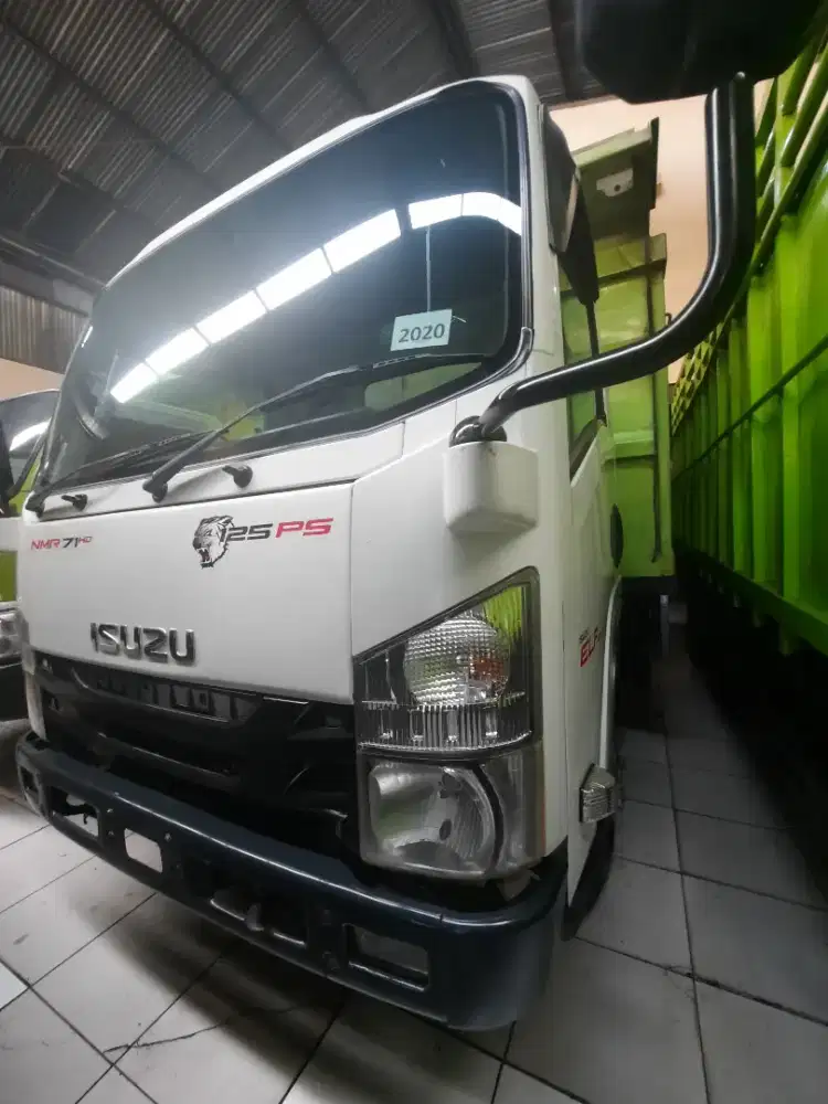 Isuzu Giga NMR dump truck