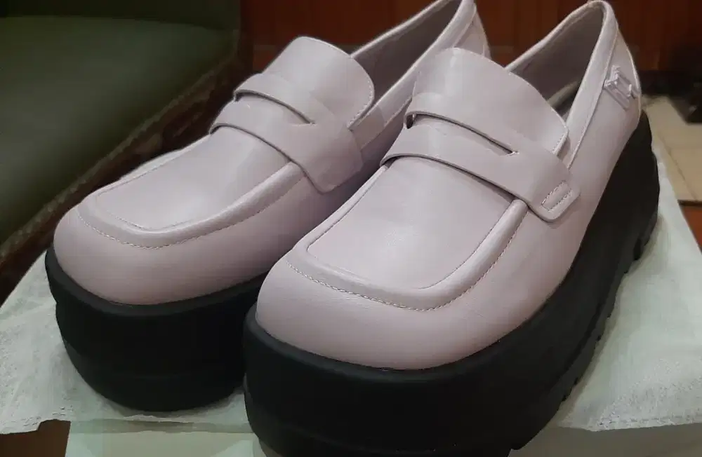 Sepatu cewe Charles Keith Like New
